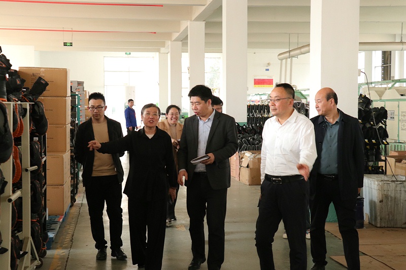 资讯|临沂市商务局党组成员、副局长庄金才一行莅临完美官网首页入口鞋业调研指导