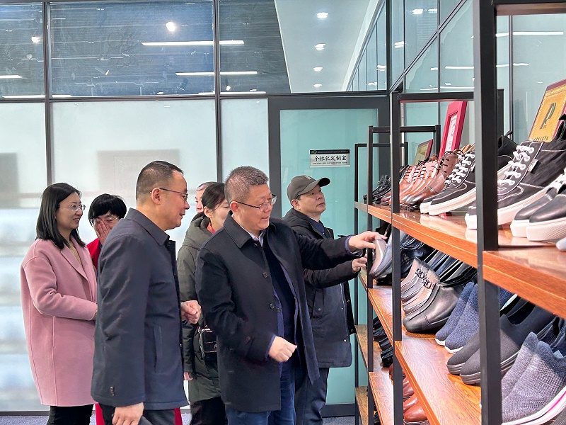 中国皮革协会副理事长陈占光一行莅临完美官网首页入口鞋业指导工作
