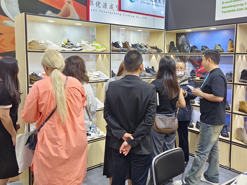 展会进行时|完美官网首页入口鞋业亮相第135届中国进出口商品交易会（广交会）三期，展会现场人气爆棚！
