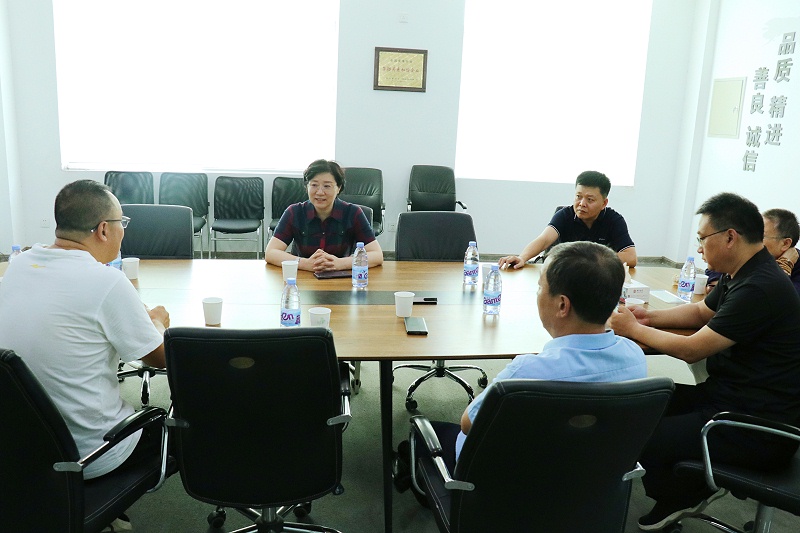临沂市工信局党组书记、局长王林艳一行莅临完美官网首页入口鞋业调研指导
