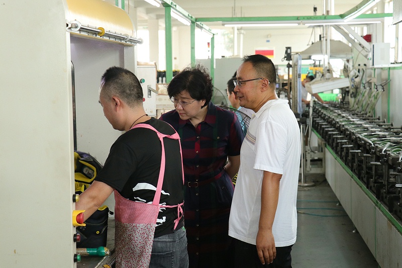 临沂市工信局党组书记、局长王林艳一行莅临完美官网首页入口鞋业调研指导