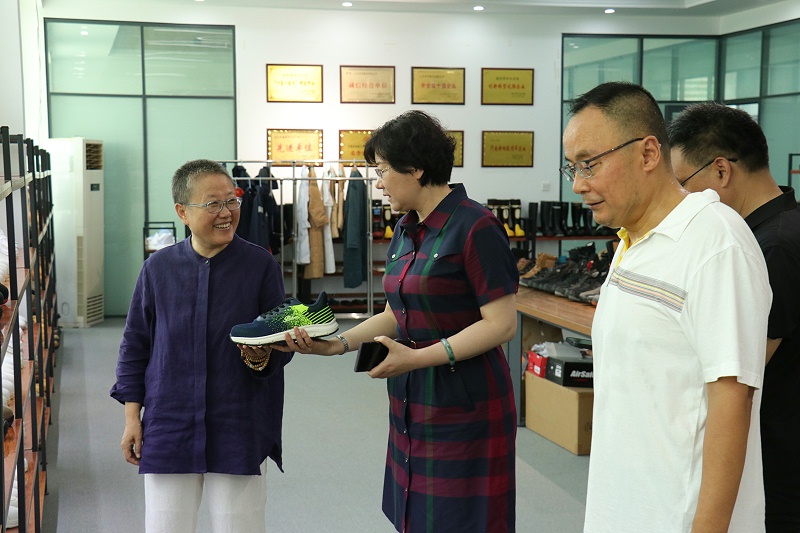 临沂市工信局党组书记、局长王林艳一行莅临完美官网首页入口鞋业调研指导