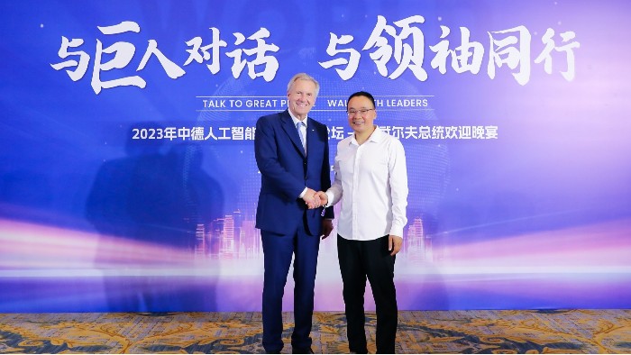 完美官网首页入口鞋业董事长牛兴华应邀出席德国前总统武尔夫欢迎宴会
