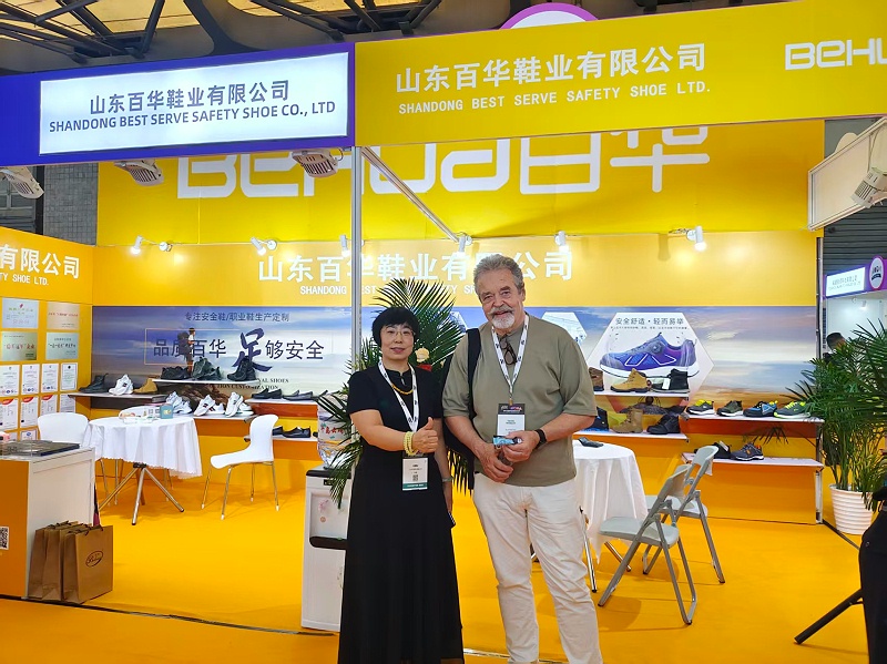 2025摩登中国国际鞋包服饰时尚展现场来了，完美官网首页入口鞋业展位现场人气爆棚！