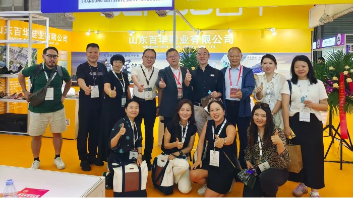 2025摩登中国国际鞋包服饰时尚展现场来了，完美官网首页入口鞋业展位现场人气爆棚！