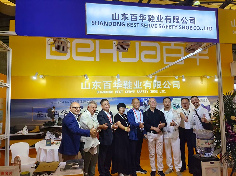 2025摩登中国国际鞋包服饰时尚展现场来了，完美官网首页入口鞋业展位现场人气爆棚！