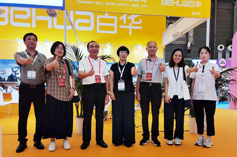 2025摩登中国国际鞋包服饰时尚展现场来了，完美官网首页入口鞋业展位现场人气爆棚！