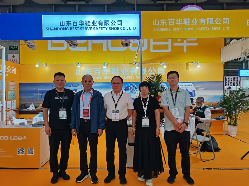 2025摩登中国国际鞋包服饰时尚展现场来了，完美官网首页入口鞋业展位现场人气爆棚！