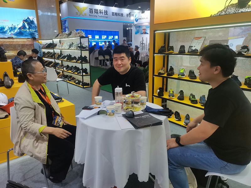 第106届中国劳动保护用品交易会现场来 了，完美官网首页入口鞋业展会现场人气爆棚！
