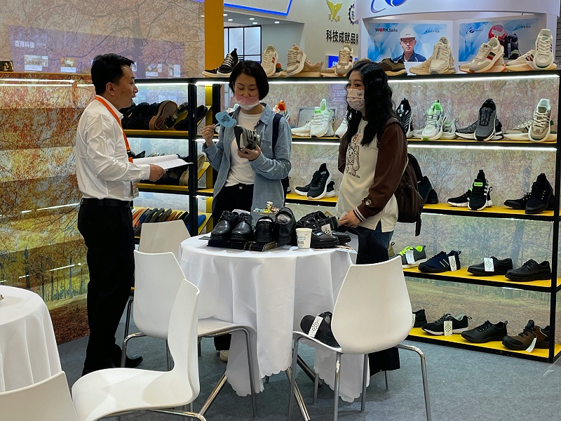 第106届中国劳动保护用品交易会现场来 了，完美官网首页入口鞋业展会现场人气爆棚！