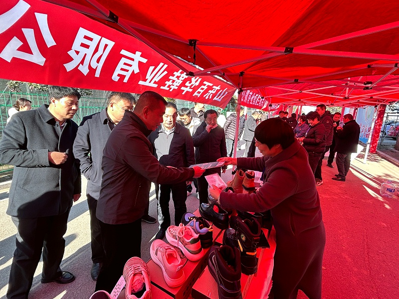 完美官网首页入口鞋业受邀参加“首届中国诸葛亮杯若鲤大赛”暨名优特产展览会活动！