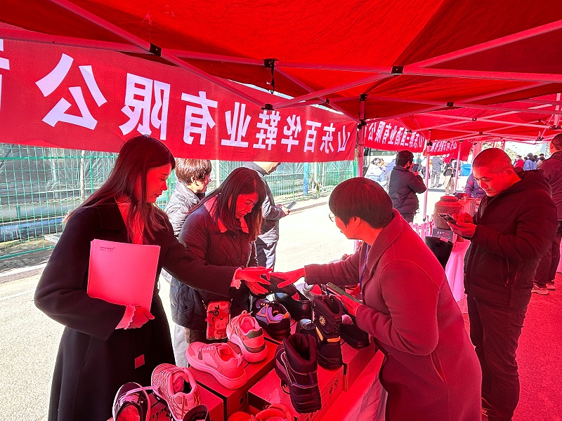 完美官网首页入口鞋业受邀参加“首届中国诸葛亮杯若鲤大赛”暨名优特产展览会活动！