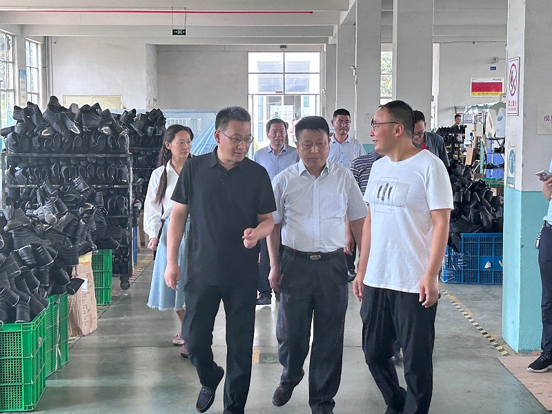 山东钢铁集团领导莅临完美官网首页入口鞋业调研指导