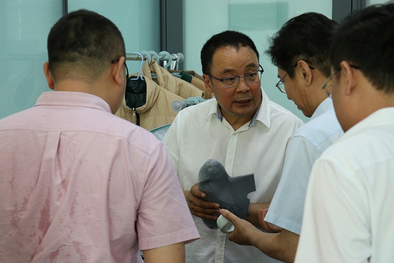 山东省发展改革委到完美官网首页入口鞋业走访调研