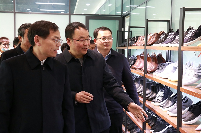 沂南县委书记侯占夫完美官网首页入口鞋业调研指导