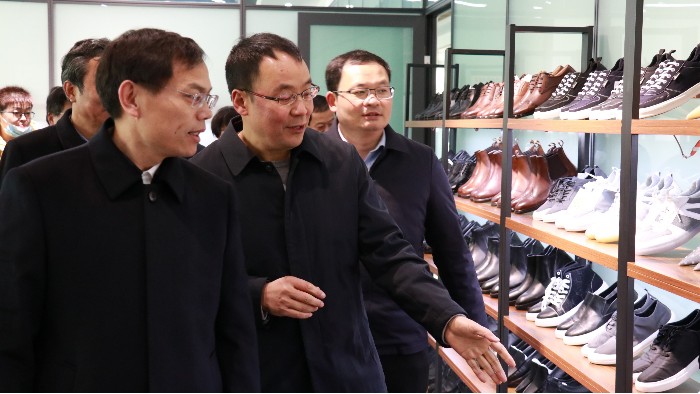 沂南县委书记侯占夫完美官网首页入口鞋业调研指导