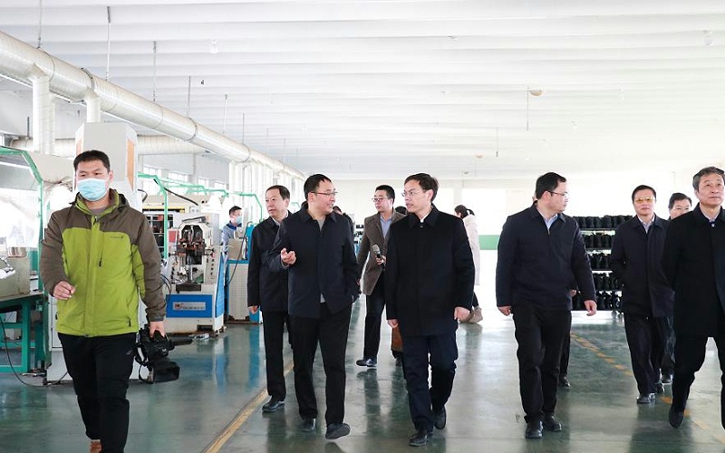 沂南县委书记侯占夫完美官网首页入口鞋业调研指导