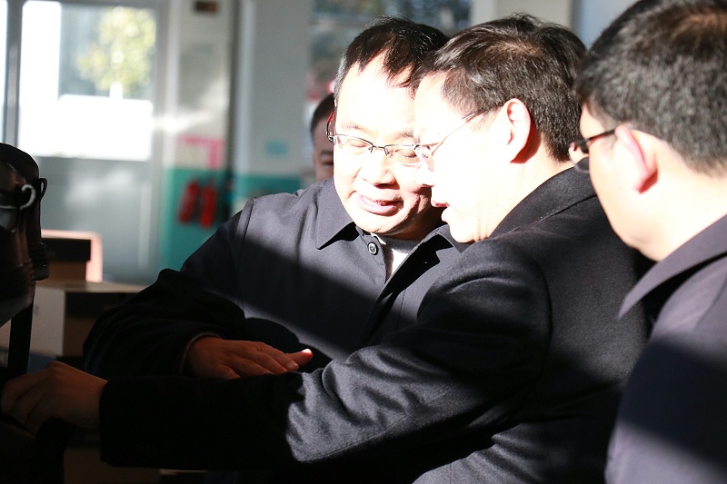 沂南县委书记侯占夫完美官网首页入口鞋业调研指导