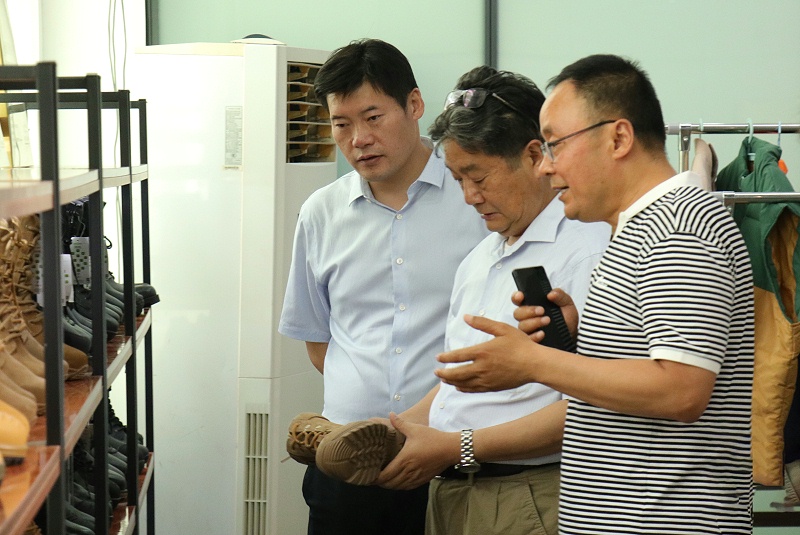 山东省贸促会党组成员、副会长刘晓江一行莅临完美官网首页入口鞋业调研指导