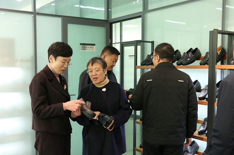 资讯|沂南县人民法院院长尹慧 一行莅临完美官网首页入口鞋业调研指