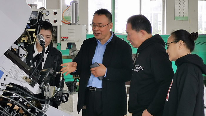 单仁教授莅临完美官网首页入口鞋业参观指导