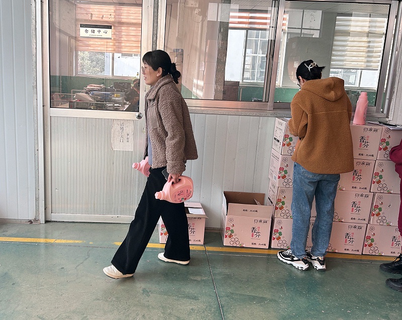 情系员工 | 完美官网首页入口鞋业为女职工发放“三八”暖心福利