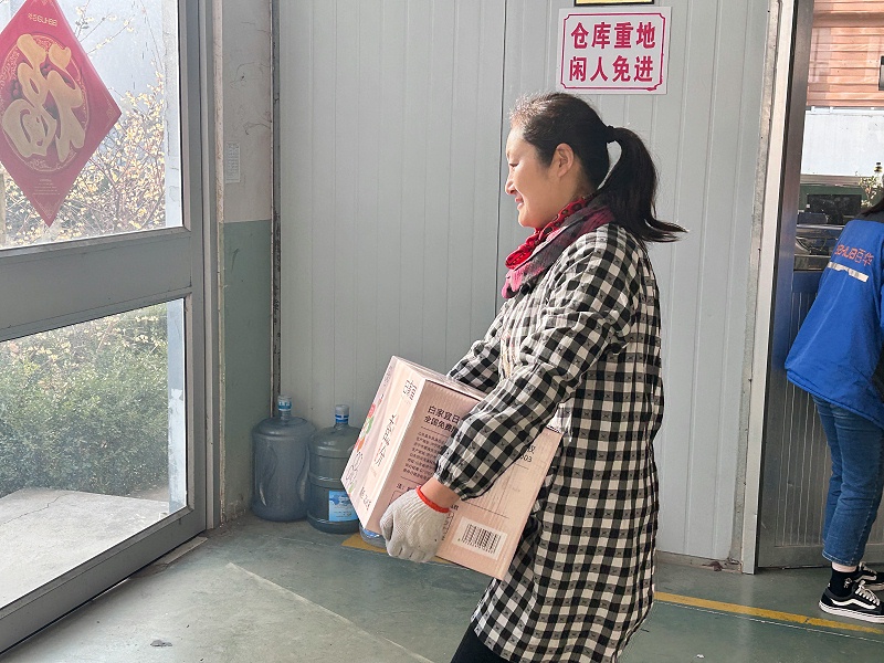 情系员工 | 完美官网首页入口鞋业为女职工发放“三八”暖心福利