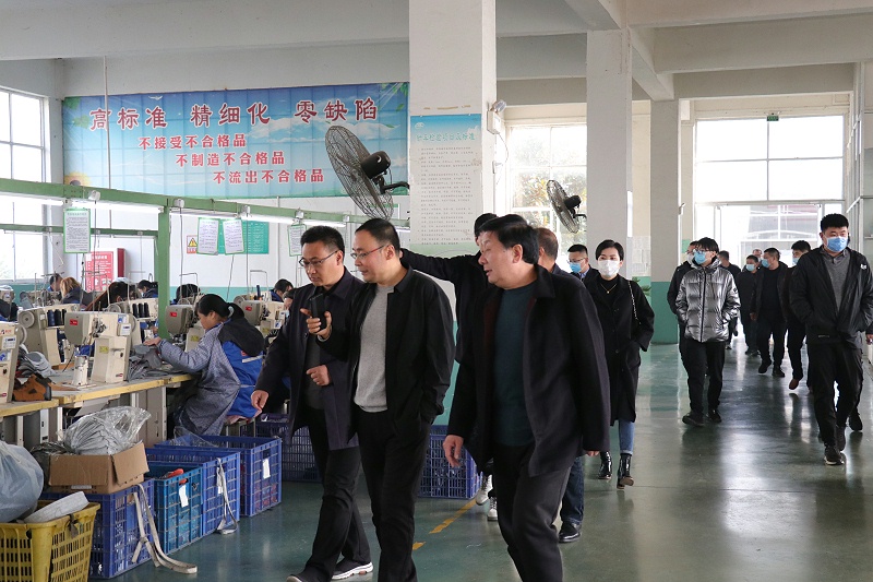 沂南县中小企业发展局领导莅临完美官网首页入口鞋业指导工作