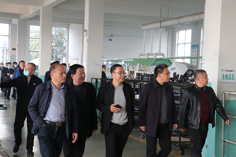 沂南县中小企业发展局领导莅临完美官网首页入口鞋业指导工作