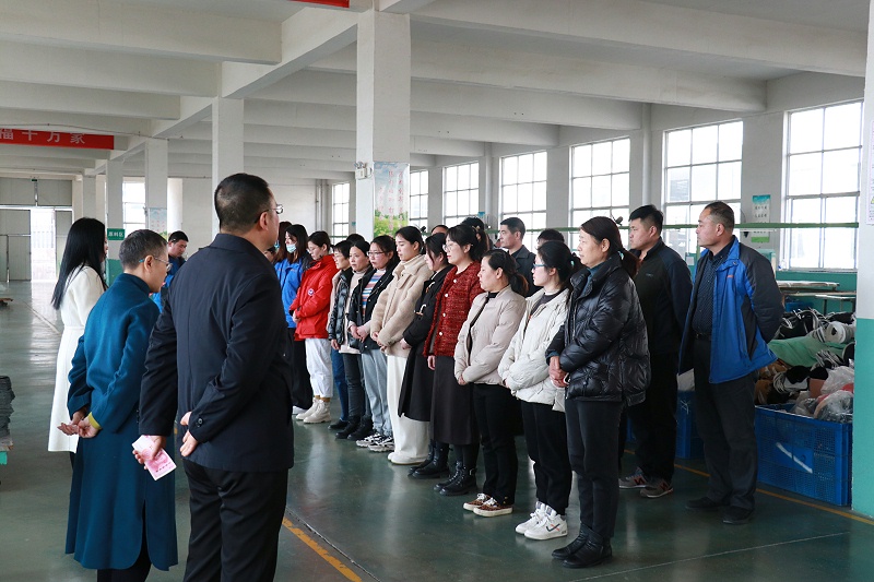 山东完美官网首页入口鞋业组织爱心募捐活动